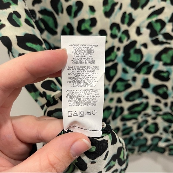 Cabi Jungle Top Green Leopard Sleeveless Size Medium Business Casual - Picture 6 of 6